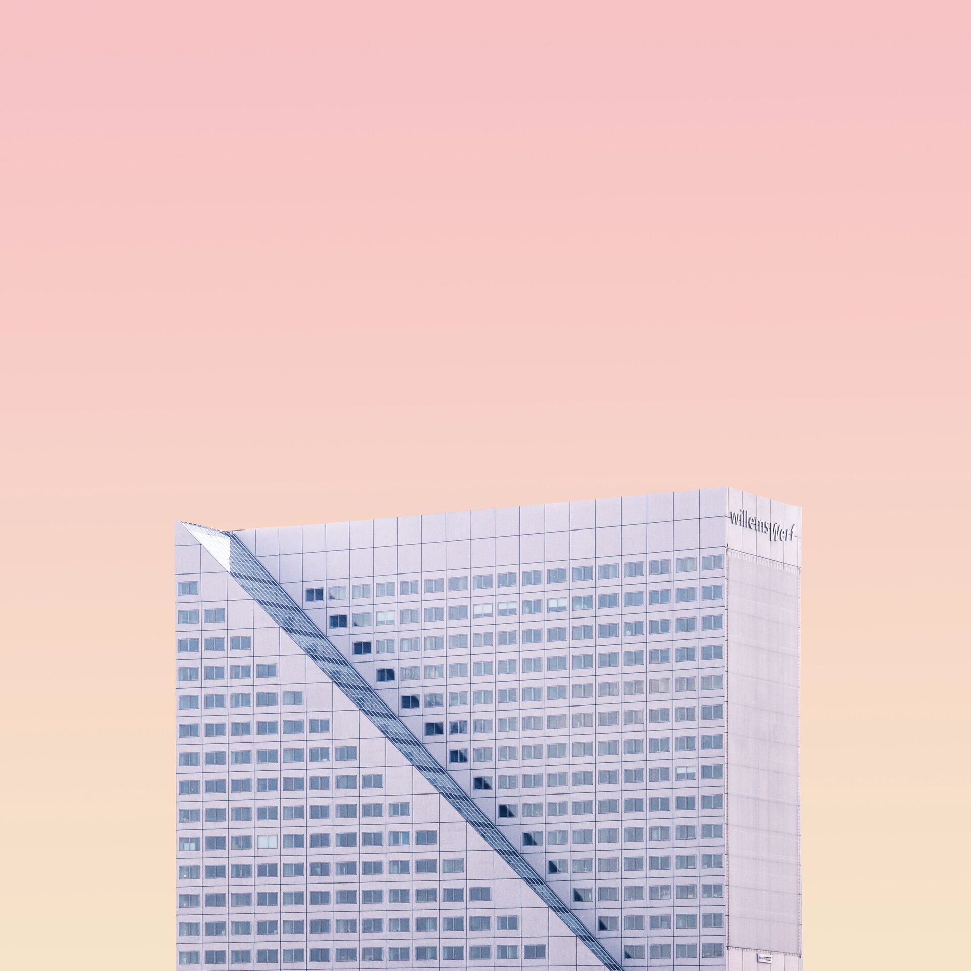 Moderne Architektur vor orangem Himmel Moderne Architektur vor orangem Himmel