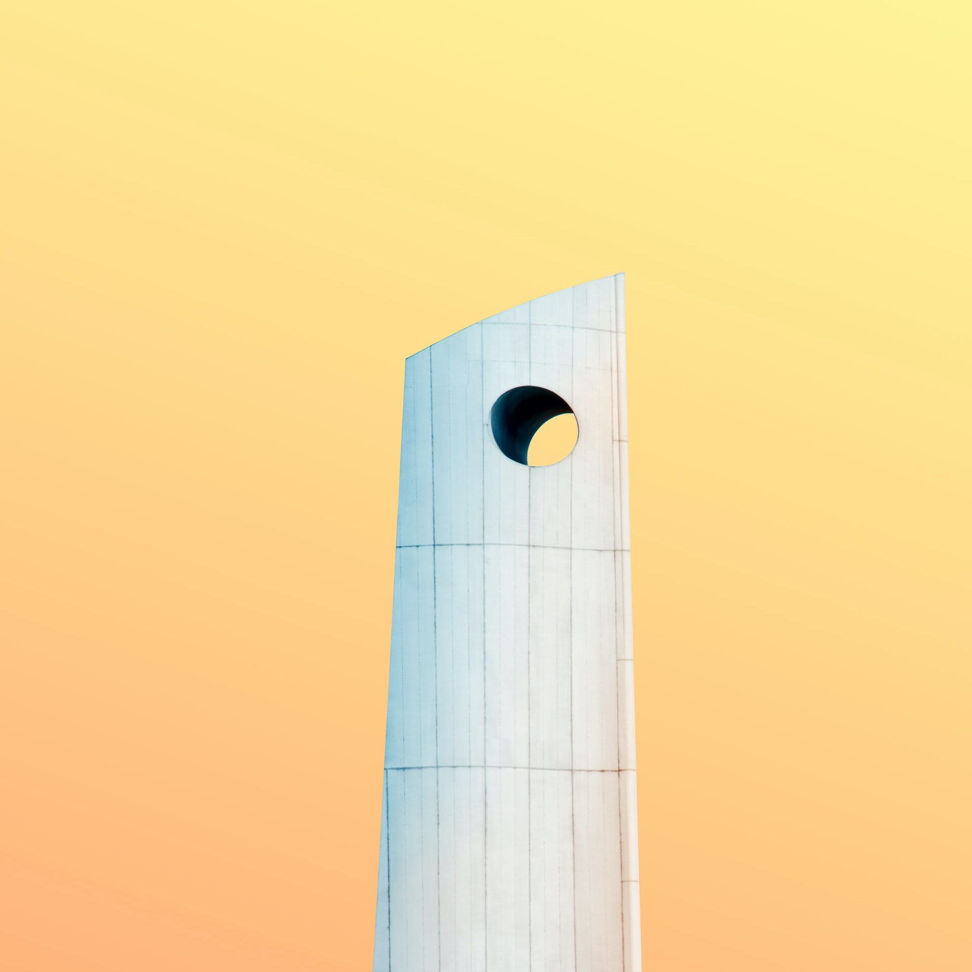 Moderne Architektur vor gelbem Himmel Moderne Architektur vor gelbem Himmel