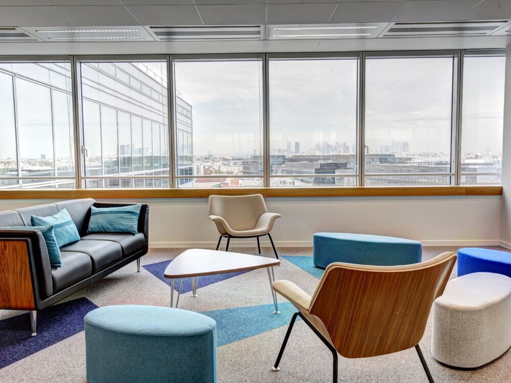 Stilvoller Büroraum mit moderner Einrichtung Stilvoller Büroraum mit moderner Einrichtung