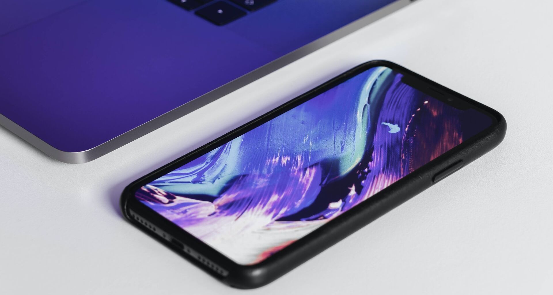 Smartphone mit lila Hintergrundbild Smartphone mit lila Hintergrundbild