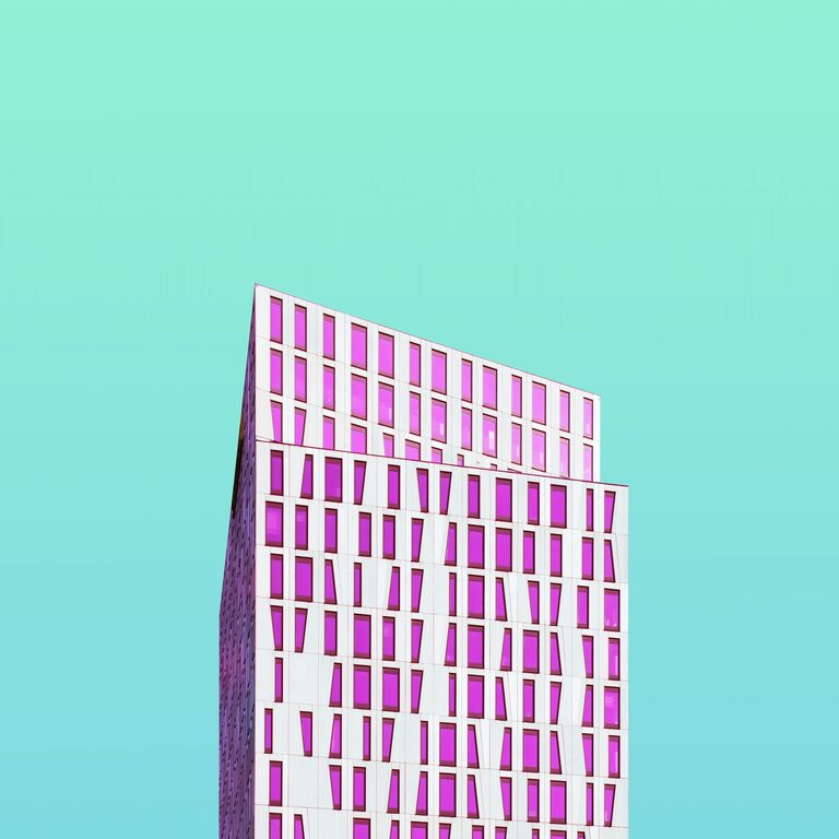 Moderne Architektur vor türkisem Himmel Moderne Architektur vor türkisem Himmel