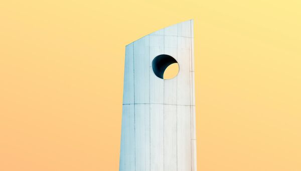 Moderne Architektur vor gelbem Himmel Moderne Architektur vor gelbem Himmel