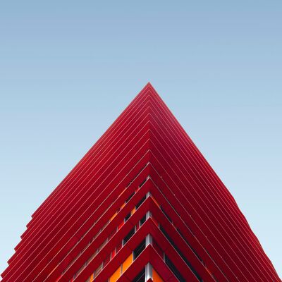 Moderne rote Architektur vor blauem Himmel Moderne rote Architektur vor blauem Himmel