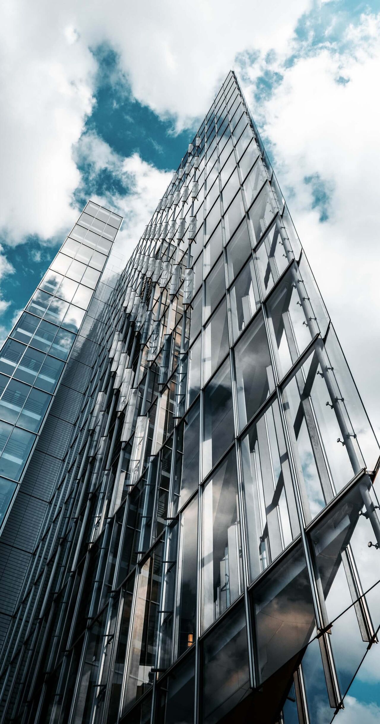 Modernes Bürogebäude aus spannender Perspektive Modernes Bürogebäude aus spannender Perspektive