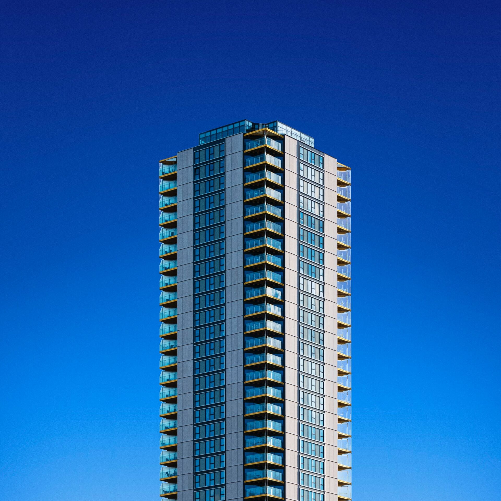 Moderne Architektur vor tiefblauem Himmel Moderne Architektur vor tiefblauem Himmel