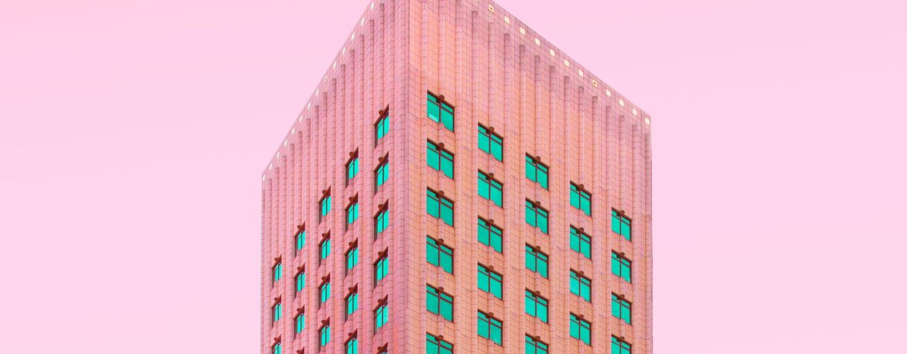 Moderne Architektur vor orangem Himmel Moderne Architektur vor orangem Himmel