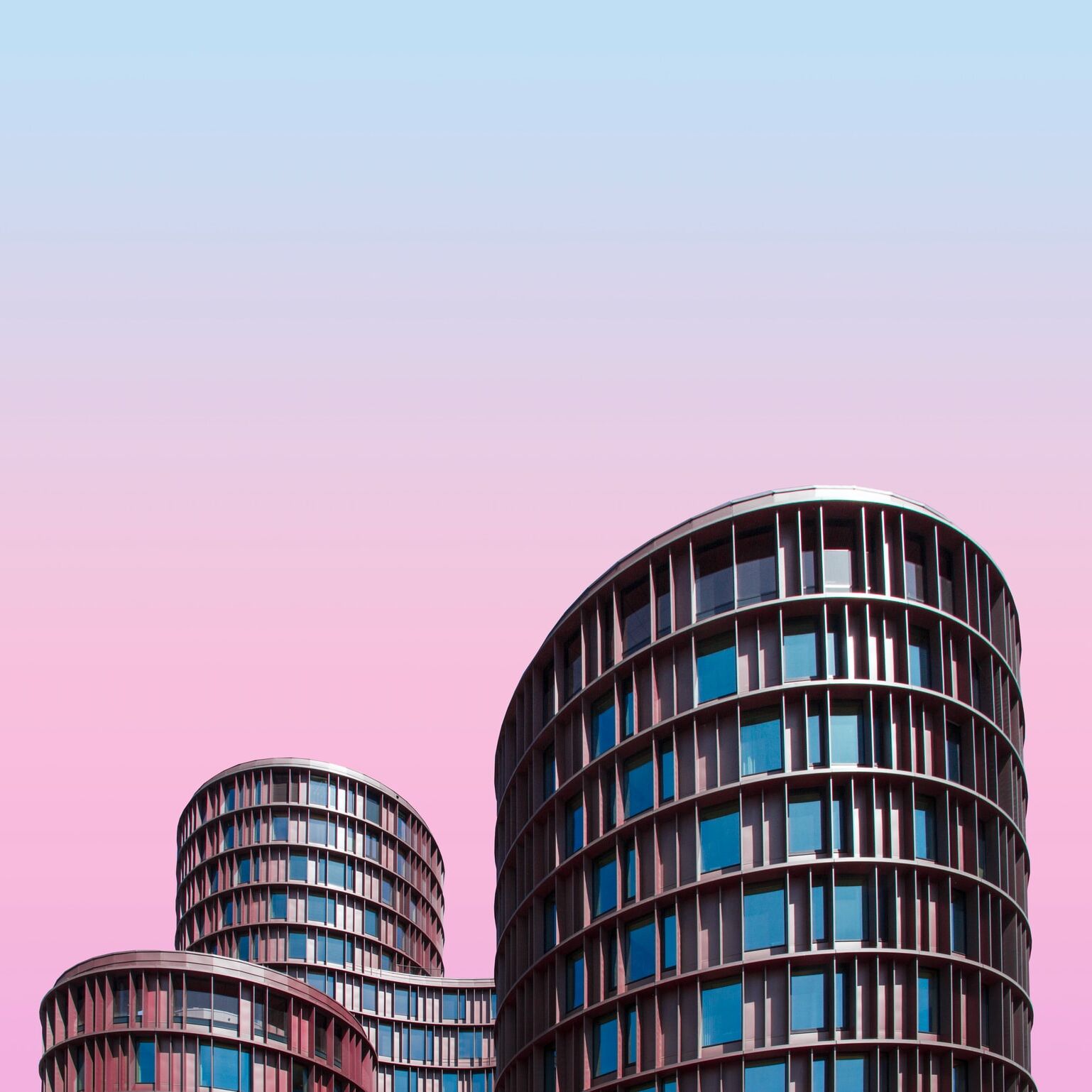 Moderne Bibliothek vor lila Himmel Moderne Bibliothek vor lila Himmel