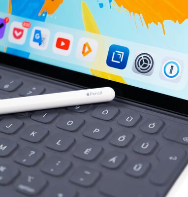 Nahaufnahme eines Tablet mit Tastatur und Pencil