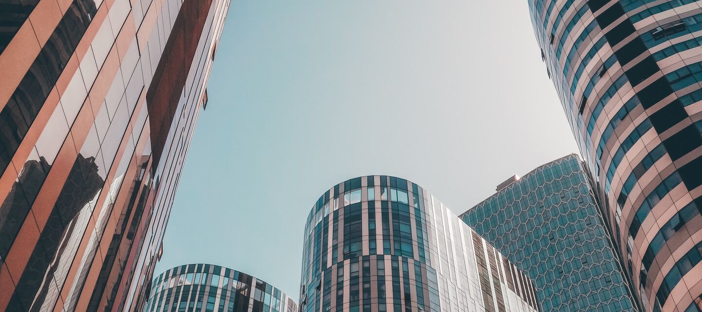 Moderne Bürogebäude aus spannender Perspektive Moderne Bürogebäude aus spannender Perspektive