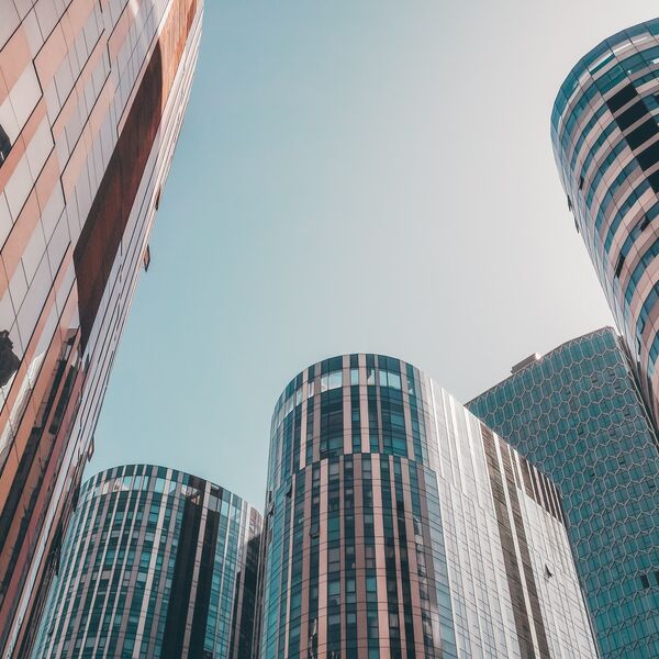 Moderne Bürogebäude aus spannender Perspektive Moderne Bürogebäude aus spannender Perspektive