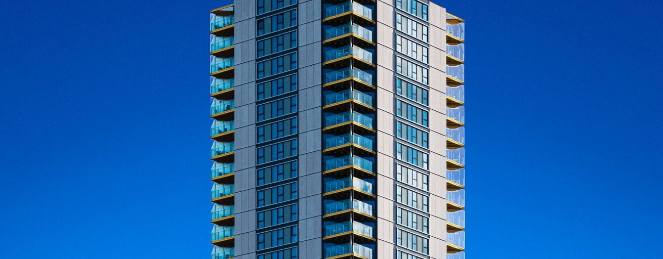 Moderne Architektur vor tiefblauem Himmel Moderne Architektur vor tiefblauem Himmel