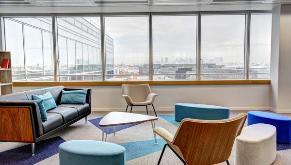 Stilvoller Büroraum mit moderner Einrichtung Stilvoller Büroraum mit moderner Einrichtung