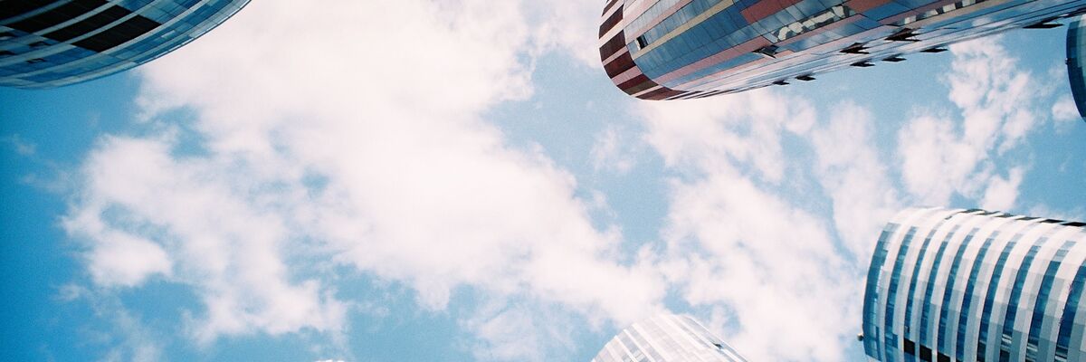 Wolkenkratzer aus spannender Perspektive Wolkenkratzer aus spannender Perspektive