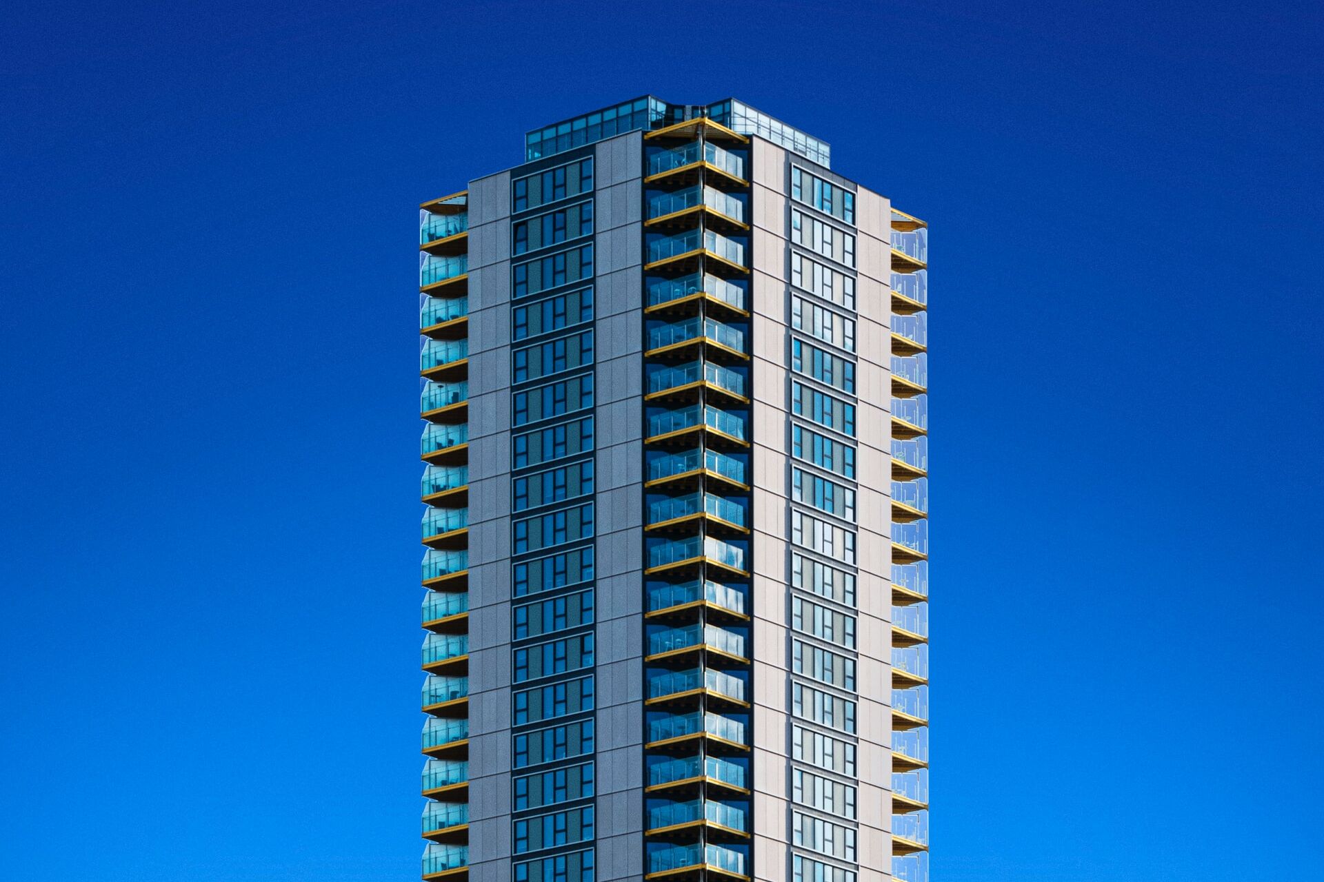 Moderne Architektur vor tiefblauem Himmel Moderne Architektur vor tiefblauem Himmel