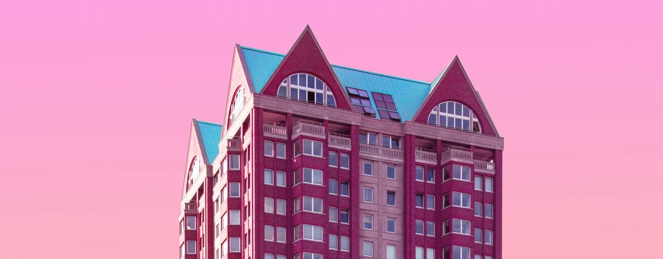 Wolkenkratzer vor pinkem Himmel Wolkenkratzer vor pinkem Himmel