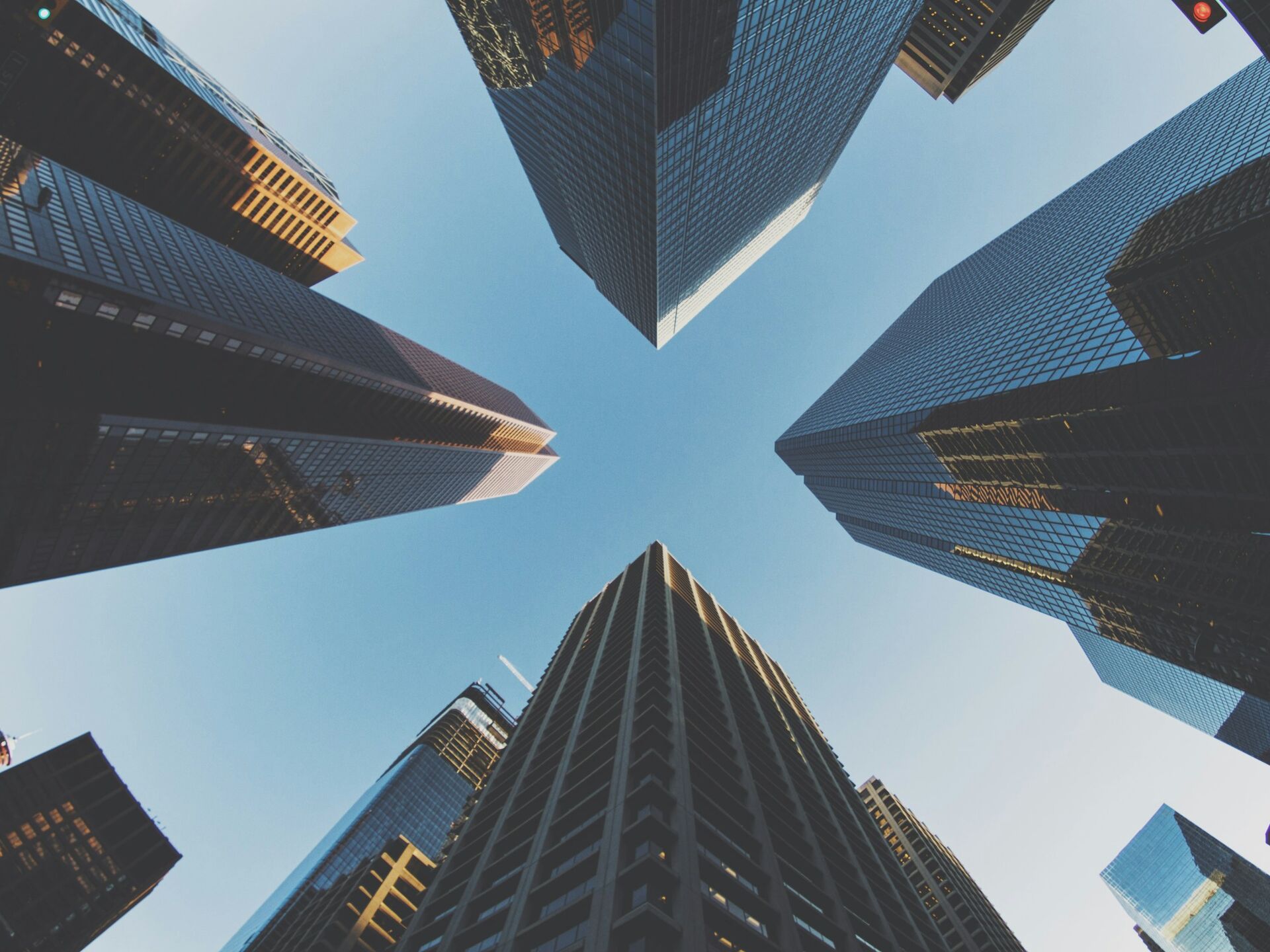 Wolkenkratzer aus spannender Perspektive Wolkenkratzer aus spannender Perspektive