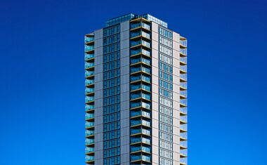 Moderne Architektur vor tiefblauem Himmel Moderne Architektur vor tiefblauem Himmel