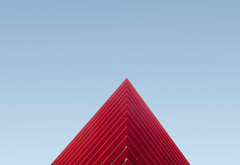 Moderne rote Architektur vor blauem Himmel Moderne rote Architektur vor blauem Himmel