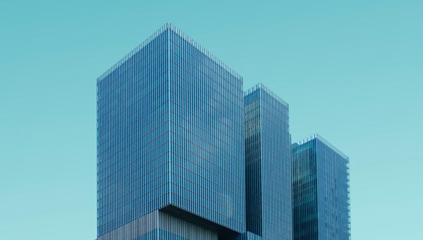 Moderne Architektur vor türkisem Himmel Moderne Architektur vor türkisem Himmel