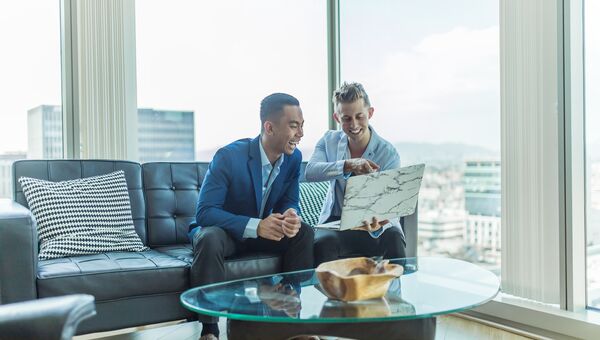Motivierte Kollegen im Wolkenkratzer Motivierte Kollegen im Wolkenkratzer