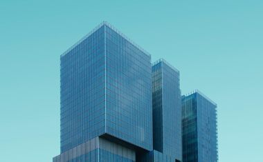 Moderne Architektur vor türkisem Himmel Moderne Architektur vor türkisem Himmel