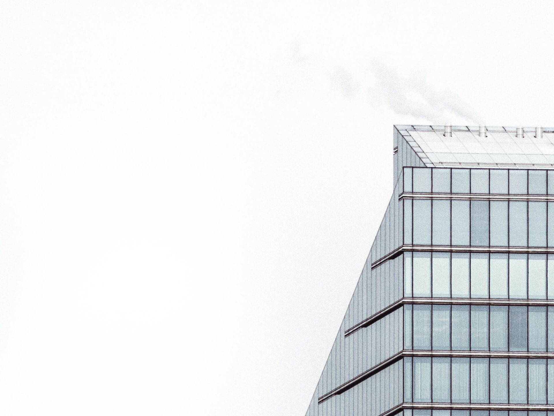 Moderne Architektur vor weißem Himmel Moderne Architektur vor weißem Himmel