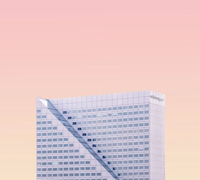 Moderne Architektur vor orangem Himmel Moderne Architektur vor orangem Himmel