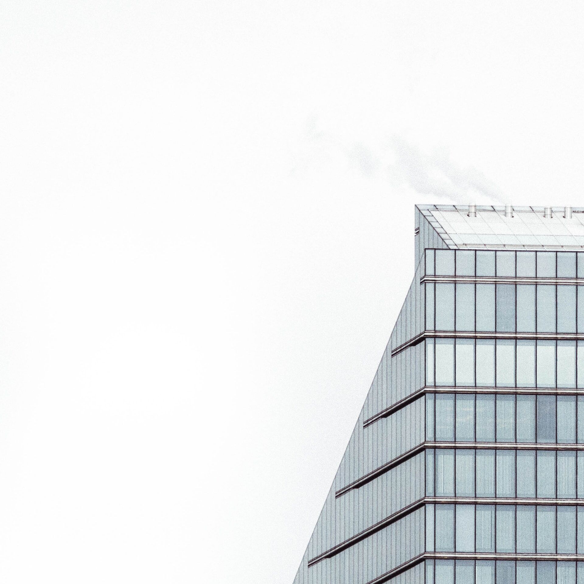 Moderne Architektur vor weißem Himmel Moderne Architektur vor weißem Himmel