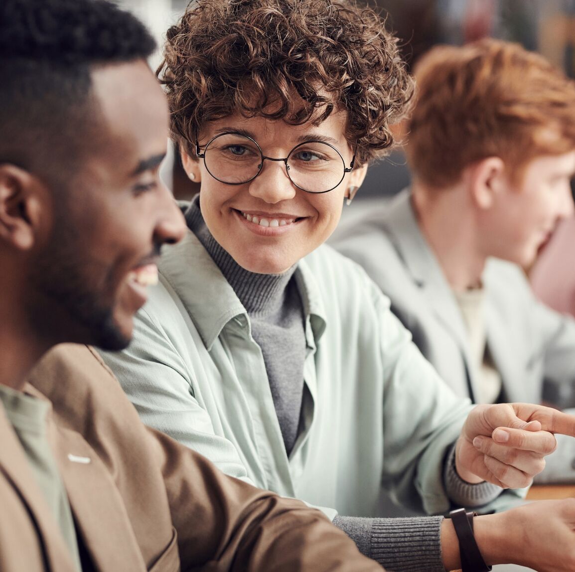 Kollegen schauen auf ein Dokument Kollegen schauen auf ein Dokument