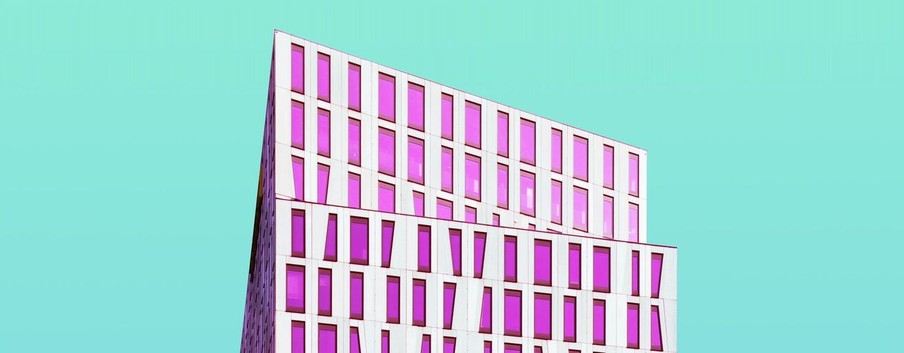 Moderne Architektur vor türkisem Himmel Moderne Architektur vor türkisem Himmel