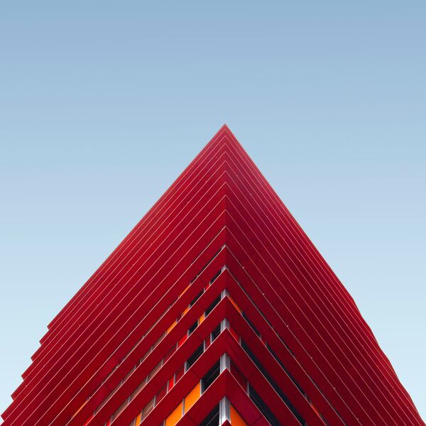 Moderne rote Architektur vor blauem Himmel Moderne rote Architektur vor blauem Himmel