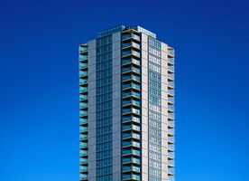 Moderne Architektur vor tiefblauem Himmel Moderne Architektur vor tiefblauem Himmel