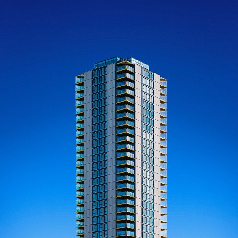 Moderne Architektur vor tiefblauem Himmel Moderne Architektur vor tiefblauem Himmel