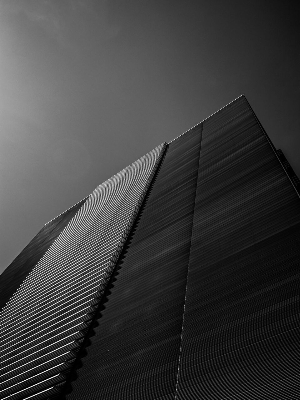 Moderne Architektur mit Farbverlauf im Himmel Moderne Architektur mit Farbverlauf im Himmel