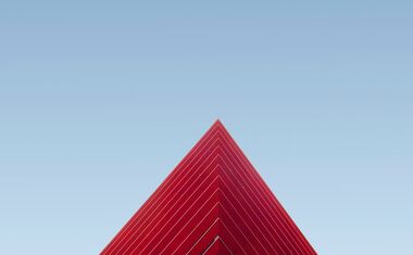 Moderne rote Architektur vor blauem Himmel Moderne rote Architektur vor blauem Himmel